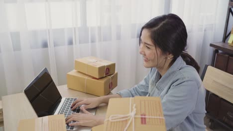 Empresario-joven-asiático-inteligente-hermosa-mujer-empresario-de-PYME-en-línea-control-de-producto-en-stock-y-guardar-en-el-equipo-de-trabajo-en-casa.-Pequeño-empresario-en-concepto-de-la-oficina-en-casa.