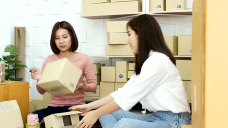 Mujer-asiática-trabajando-juntos-en-casa.-Inicio-de-mujer-para-negocio-junto.-Personas-que-trabajan-con-PYMES,-negocios-en-línea,-concepto-de-negocio-de-inicio.