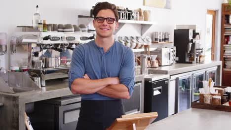 Dueño-de-la-tienda-de-café-macho-detrás-de-contador-en-la-cafetería