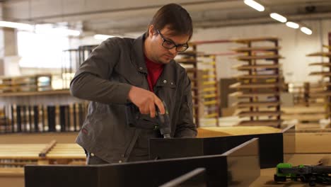 Assembler-mit-Schraubendreher,-die-Herstellung-von-Möbeln