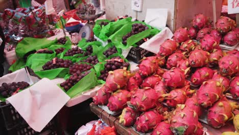 panorámica-de-frescos-de-frutas-y-verduras-en-un-mercado-de-calle