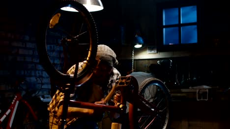 Two-mechanic-repairing-a-bicycle