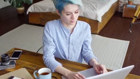Mujer-profesional-independiente-trabajando-en-ordenador-portátil-en-Apartamento-Loft