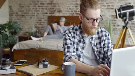 Hipster-hombre-trabajando-desde-casa