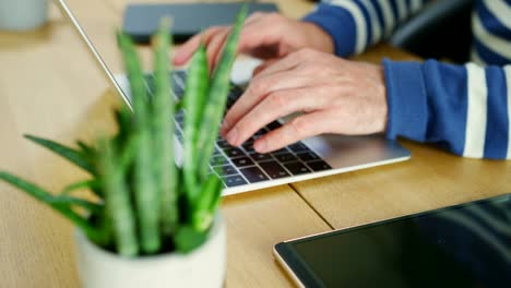 Lässige-Geschäftsmann-auf-Laptop-im-Home-Office-arbeiten