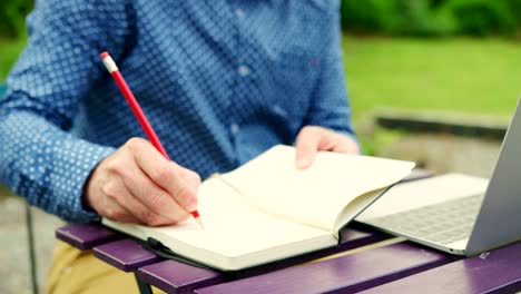 Casual-Businessman-Working-At-A-Table-Outdoors