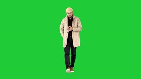 Nachdenklich-schauen-Mann-zu-Fuß-und-Gespräch-mit-sich-selbst-auf-einem-Green-Screen,-Chroma-Key