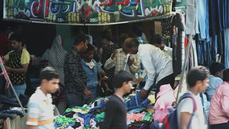 Gesperrt-Schuss-von-Menschen-am-Marktstand,-Delhi,-Indien