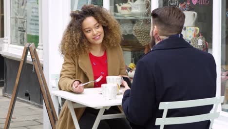 Paar-außen-Cafe-genießen-Sie-Kaffee-und-Snack-am-R3D-erschossen