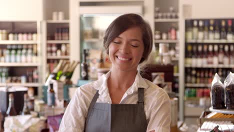 Retrato-de-mujer-empleada-en-delicatessen-Shot-en-R3D