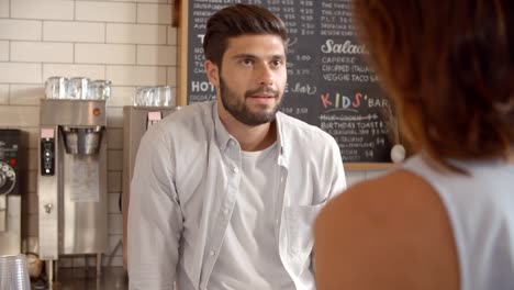 Que-pago-con-tarjeta-de-un-cliente-en-una-tienda-de-café-Barista