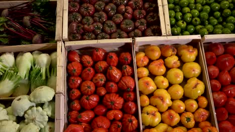 Gemüse-zum-Verkauf-im-Supermarkt.