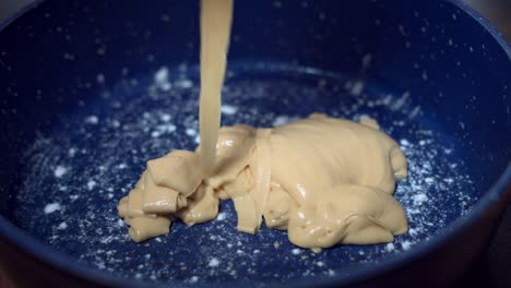 4K-Kuchenbäcker-hinzufügen-Mischung-Teig-in-Pfanne-zum-Backen