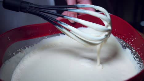 4K-Cake-Baker-Mixing-Cream-with-Kitchen-Tool