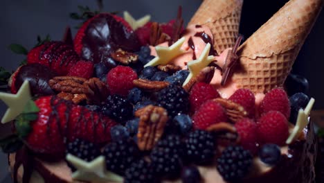 4K-Kuchenbäcker-Verzierung-mit-Honig-auf-Beeren