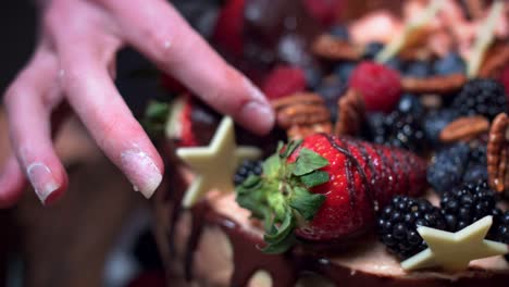 4K-Kuchenbäcker-Vermittlung-von-Erdbeeren-obenauf