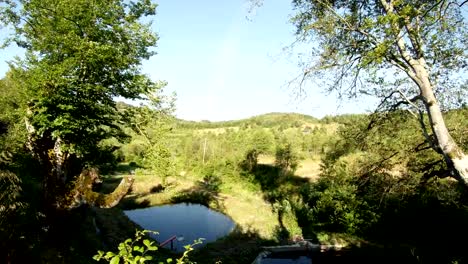 estanques-de-trucha-de-montaña-en-Europa,-árboles-y-colinas