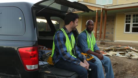 Trabajadores-de-la-construcción-toman-un-descanso-de-trabajo