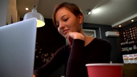 girl-Typing-On-A-Laptop-Keyboard-At-A-Cafe