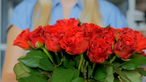 Professionellen-Floristen-Vorbereitung-rote-Rosen-Strauß-am-workshop