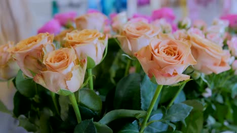 Professioneller-floral-Künstler-arbeiten-mit-Blumen-im-studio