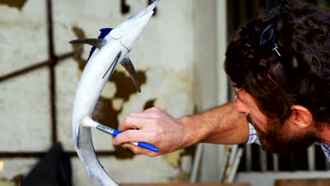 Handwerker,-Polieren-Fisch-Skulptur-4k