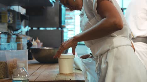 Verpackung-von-Lebensmitteln-für-die-Frau-zum-Mitnehmen-bei-Deli,-Café,-Seitenansicht