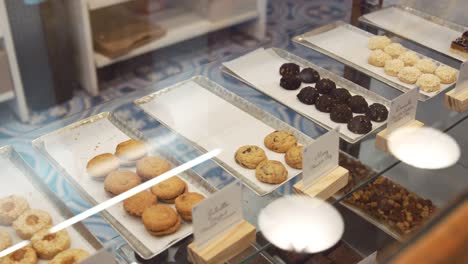 Galletas-y-dulces-en-una-vitrina-en-una-tienda