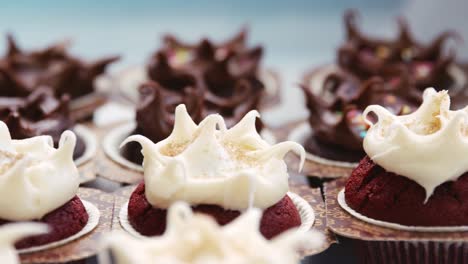 Cerca-de-muffins-helado-chocolate-y-rojo-terciopelo