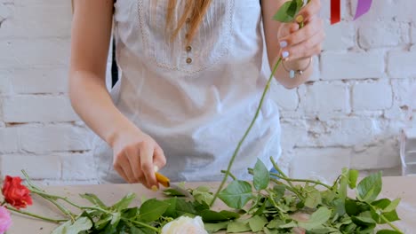 Artista-floral-profesional-trabajando-con-flores-en-el-estudio