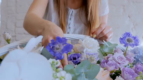 Floristen-machen-große-Blumenkorb-mit-Blumen-im-Blumenladen