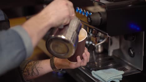 Männliche-Barista-Kaffee-gemacht-und-legt-es-Weg