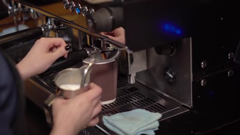 Proceso-de-preparación-de-café-por-el-barista-profesional-chica-trabajador-del-café