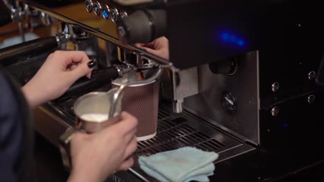 Prozess-der-Vorbereitung-der-Café-Kaffee-von-der-professionellen-Mädchen-Barista-die-Arbeitskraft