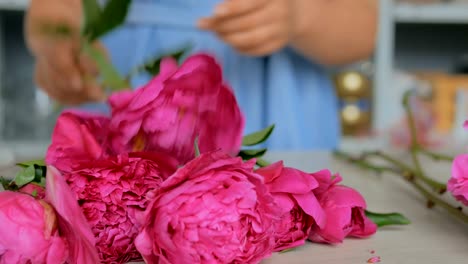 Floral-Berufskünstler-Sortierung-Blumen-im-studio