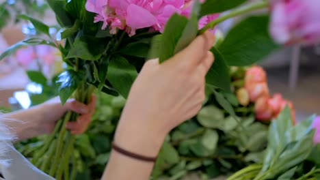 Mujer-de-Floreria-que-manojo-en-la-tienda-de-la-flor