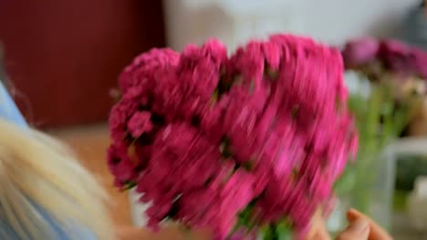 Floreria-profesional-preparando-clavel-Turco-rosa-bouquet-en-taller