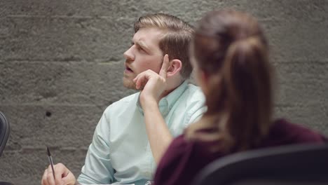 Mann-im-Gespräch-mit-seinen-Kollegen-in-einem-kleinen-Business-meeting