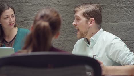 Mann-im-Gespräch-mit-seinen-Kollegen-in-einem-kleinen-Business-meeting