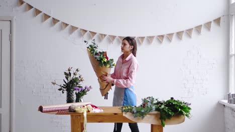 Wickelte-große-und-moderne-Blumenstrauß-in-Papier-im-Blumenladen-Blumengeschäft