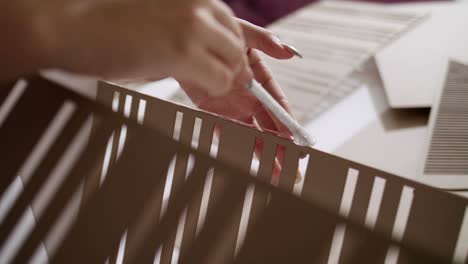 Mujer-que-trabaja-como-arquitecto-construcción-maqueta-de-modelo-de-vivienda