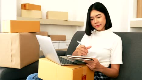 Joven-asiática-mujer-trabajando-en-el-hogar,-joven-propietario-mujer-comenzar-para-los-negocios-en-línea,-PYME,-proyecto-entrega,-mujer-con-negocio-en-línea-o-concepto-de-PYME.