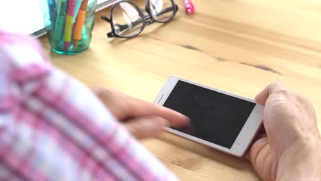 Geschäftsmann-in-Rosa-Scott-Shirt-Folie-Zoom-Touch-horizontale-Smartphone-im-Home-Office