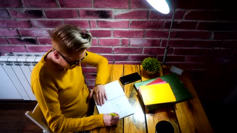 Frau-im-home-Office-arbeiten.-Neues-Geschäftskonzept-(Start).