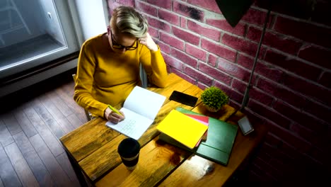 Mujer-en-trabajo-de-oficina-en-casa.-Nuevo-concepto-de-negocio-(Inicio).