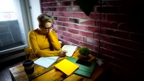 Frau-im-home-Office-arbeiten.-Neues-Geschäftskonzept-(Start).