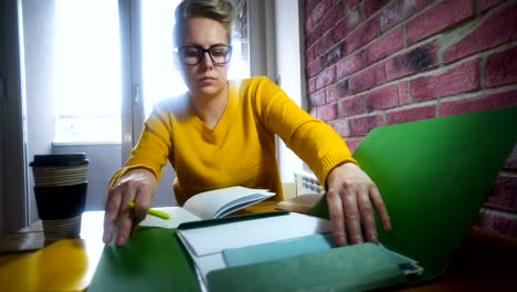 Mujer-en-trabajo-de-oficina-en-casa.-Nuevo-concepto-de-negocio-(Inicio).