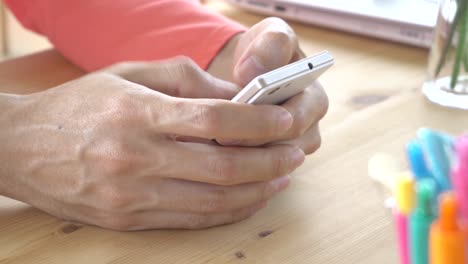 Orange-Long-Sleeve-T-Shirt-Geschäftsmann-Chat-oder-durch-Eingabe-oder-spielen-Smartphone-Nahaufnahme