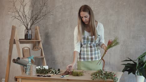 Hübsche-Frau-machen-Mode-Blumenstrauß