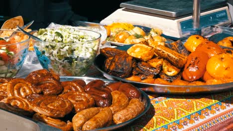 Mentira-de-alimentos-a-la-plancha-fresco-en-la-cubierta-de-un-mercado-de-calle